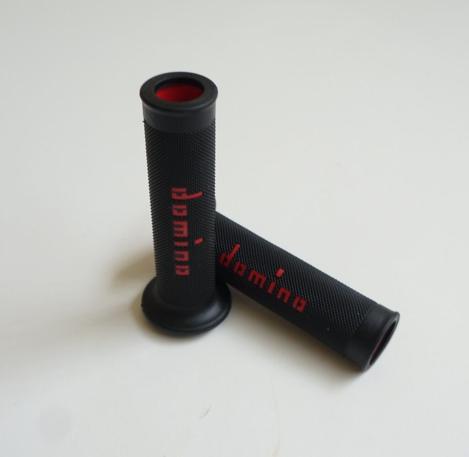 A010 MANOPOLE DOMINO BICOLORE XM2 SUPER SOFT NERO-ROSSO per Husqvarna NUDA 900
