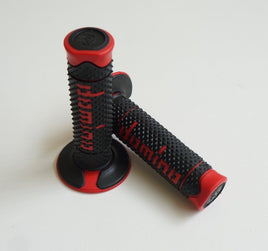 A260 COPPIA MANOPOLE DOMINO BICOLORE NERO-ROSSO UNIVERSALI PIAGGIO Vespa 50 4M
