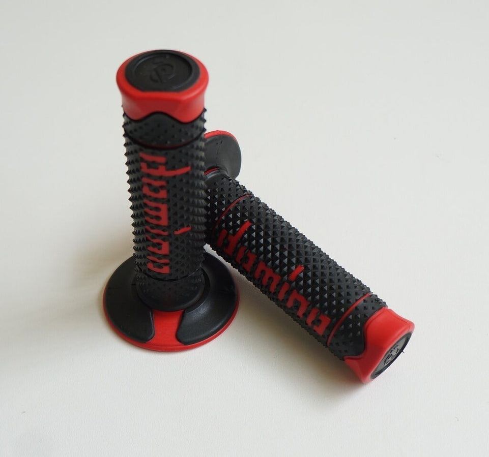 A260 COPPIA MANOPOLE DOMINO BICOLORE NERO-ROSSO UNIVERSALI PIAGGIO Vespa 50 4M