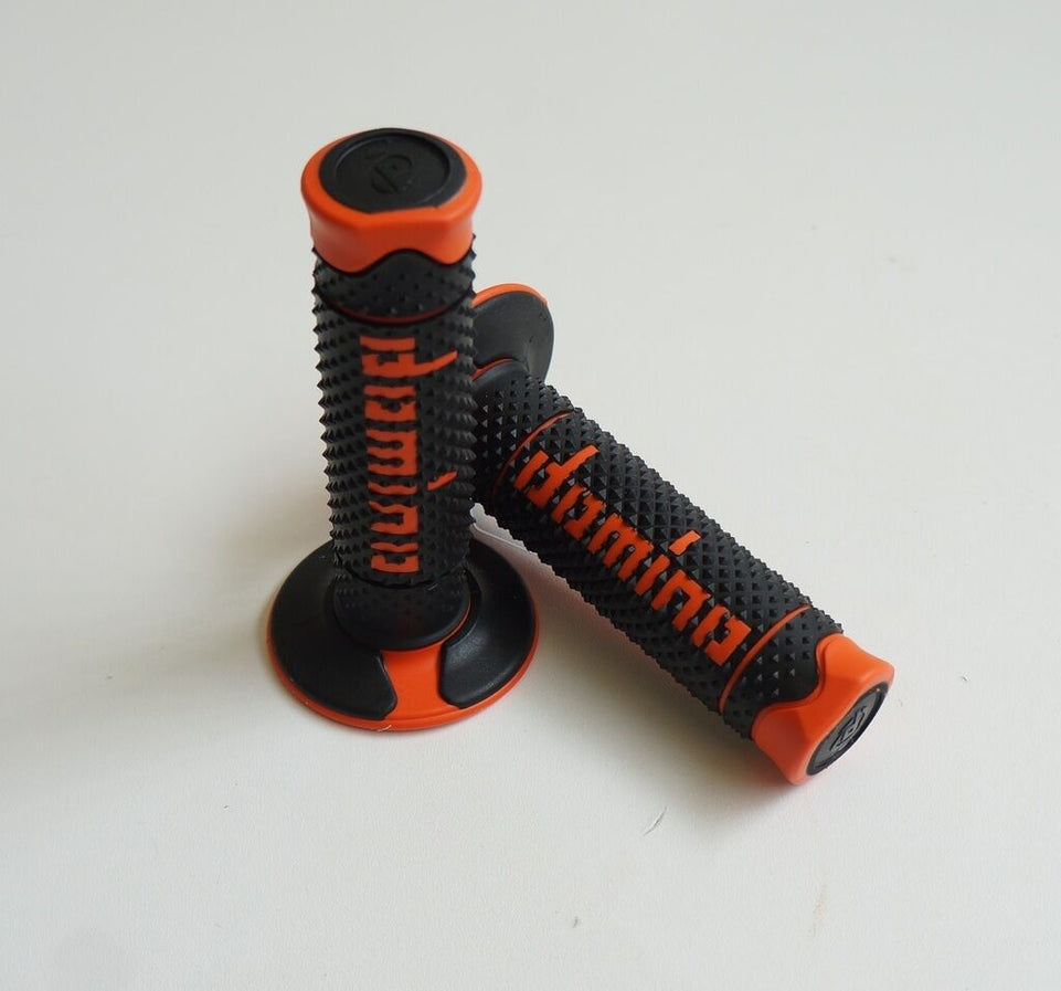 A260 COPPIA MANOPOLE DOMINO BICOLORE NERO-ARANCIO UNIVERSALI per TM RACING EN 80