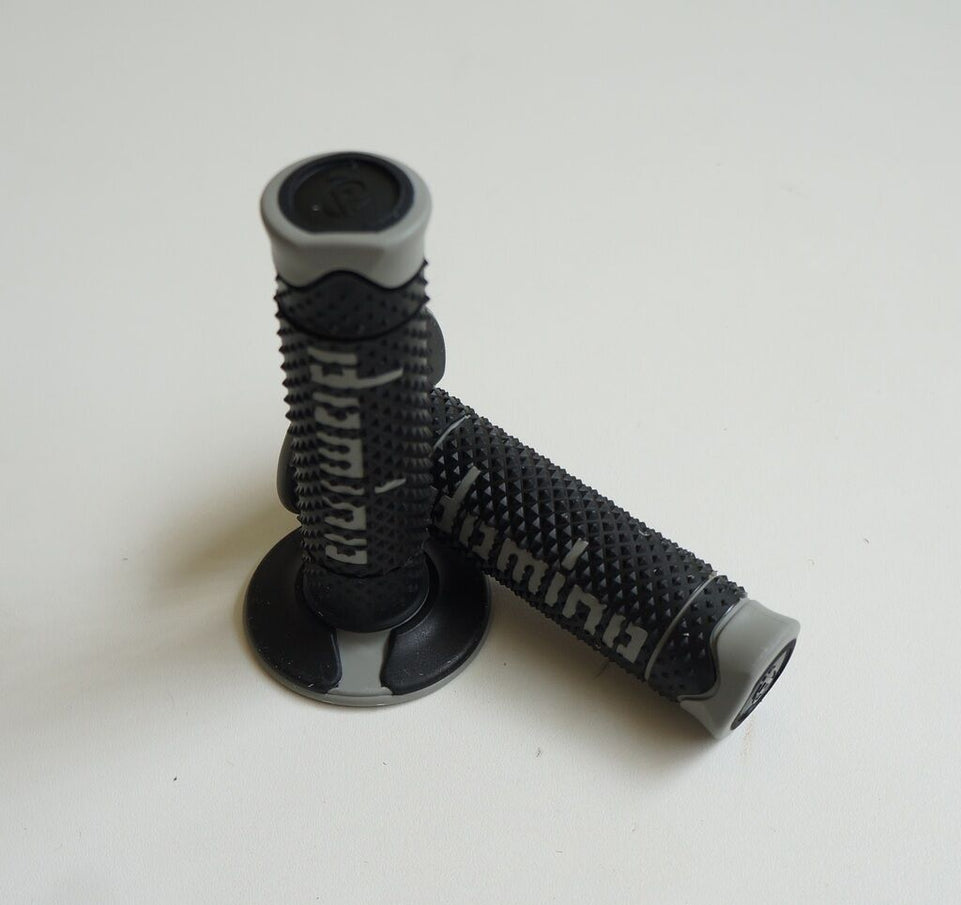 A260 COPPIA MANOPOLE DOMINO BICOLORE  NERO-GRIGIO UNIVERSALI APRILIA SCARABEO 50