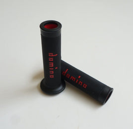 A010 MANOPOLE DOMINO BICOLORE XM2 SUPER SOFT NERO-ROSSO per Husqvarna NUDA 900