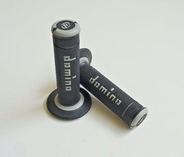 A190 COPPIA MANOPOLE DOMINO BICOLORE  NERO-GRIGIO UNIVERSALI APRILIA SCARABEO 50