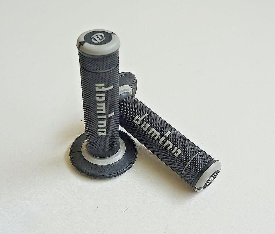 A190 COPPIA MANOPOLE DOMINO BICOLORE  NERO-GRIGIO UNIVERSALI APRILIA SCARABEO 50